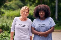 Mariele Millowitsch und Thelma Buabeng in Klara Sonntag | T-Shirt The future is female